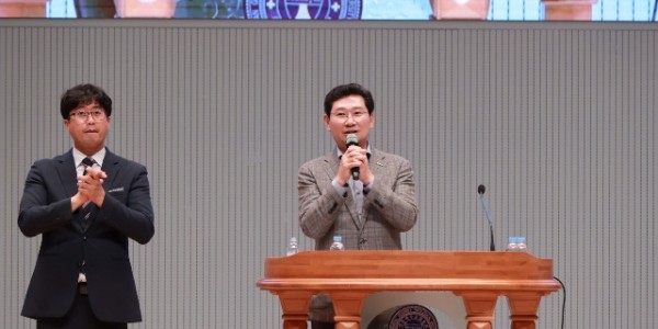 9.2.이상일 용인특례시장이 27일 총신대학교에서 열린 용인기독교총연합회 기도대성회에 참석해 축사를 하고 있다.JPG
