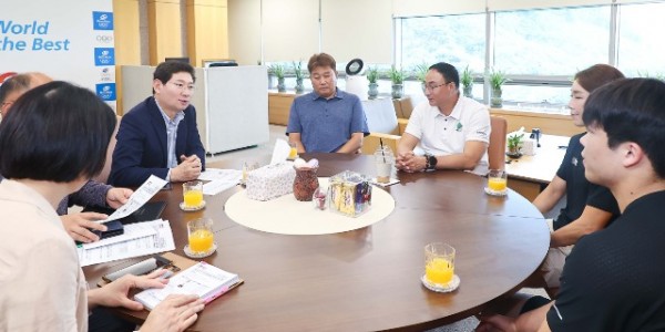 1-1. 이상일 용인특례시장이 28일 진천 국가대표 선수촌을 찾아 용인특례시청 소속 선수와 장재근 선수촌장과 대화를 나누고 있다..jpg