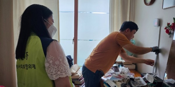 9-1. 죽전1동 관계자가 청각장애인 등 취약계층 가정에 빛 초인종을 설치하고 있다.jpg