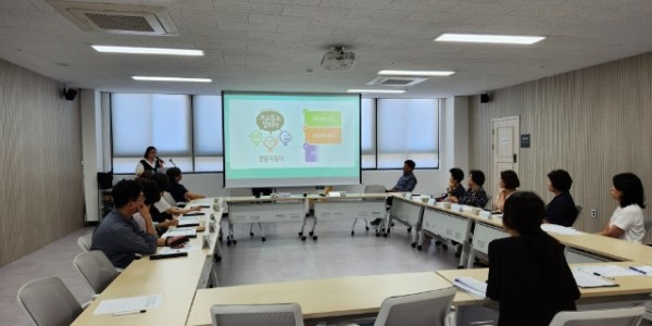 8. 죽전3동이 지역사회보장협의체 위원들에게 자살예방 교육을 했다.jpg