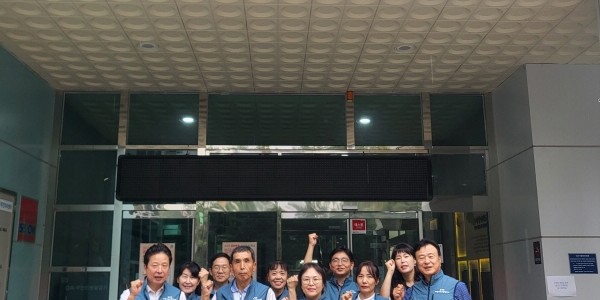 8-1. 동천동 지역사회보장협의체 위원들이 주거지역을 돌며 복지사각지대 해소 캠페인을 벌였다.jpg