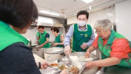 13-1. 이상일 용인특례시장이 31일 용인 새마을회관 무료급식소를 찾아 급식 봉사를 하고 있다.JPG