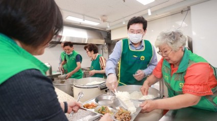 13-1. 이상일 용인특례시장이 31일 용인 새마을회관 무료급식소를 찾아 급식 봉사를 하고 있다.JPG