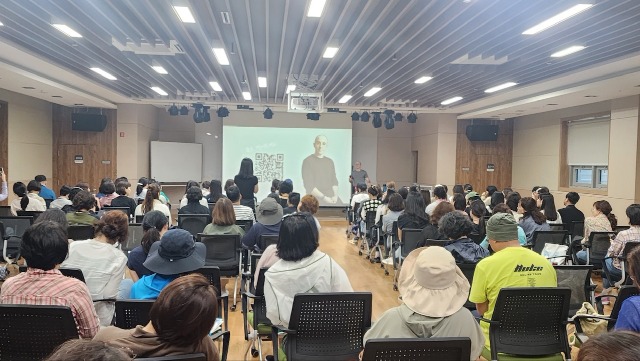 4-2. 용인특례시가 지난 2일 교사를 대상으로 지구를 생각하는 생태교육 직무연수를 용인산림교육센터에서 진행했다. 방송인 타일러 라쉬가 강연하고 있다..JPG