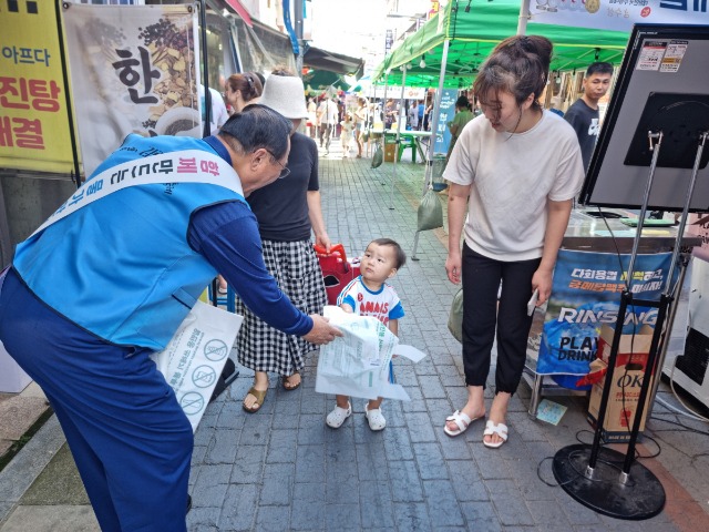 9-2. 용인특례시가 지난 2일 용인중앙시장 별빛마당 축제에서 상인회를 중심으로 지역 물가 안정 캠페인을 진행했다..jpg