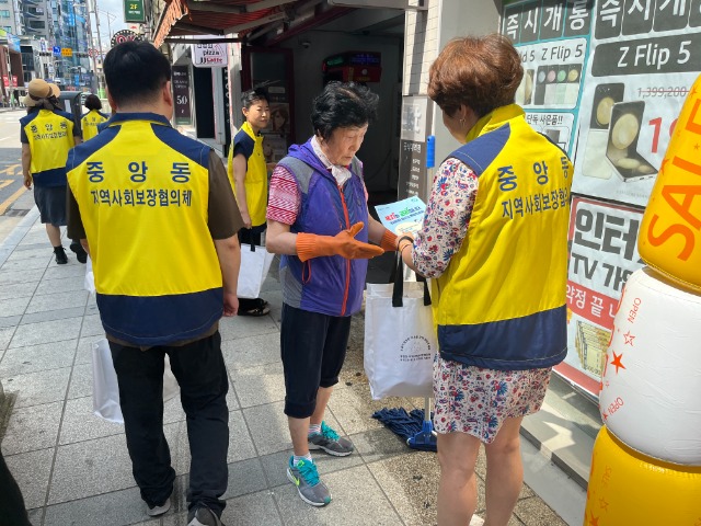 5-2. 6일 복지사각지대 발굴 캠페인을 진행한 중앙동 지역사회보장협의체 위원들의 모습.jpeg