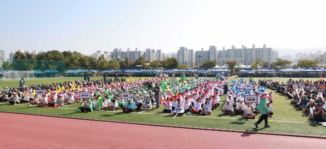 1-2. 9일 수지구 죽전동 아르피아 체육공원에서 개최된 ‘제6회 수지구민 한마음 체육대회’에 참여한 11개동 선수단 모습..JPG