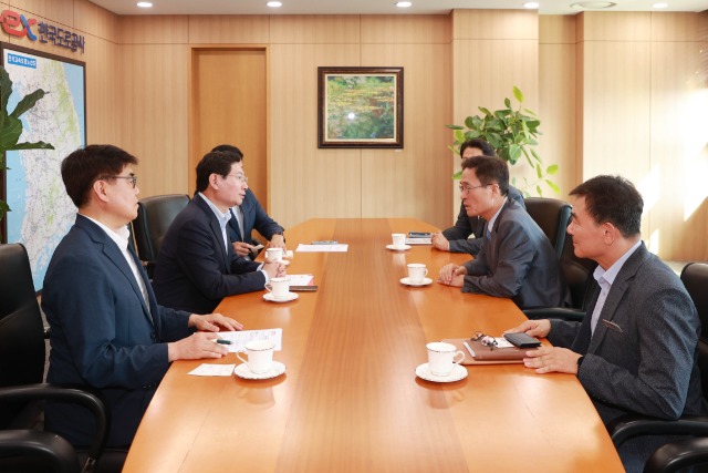 11-3.이상일 용인특례시장이 함진규 한국도로공사 사장을 만나 용인의 도로현안을 설명하고 있다. (왼쪽 두번째가 이상일 용인시장, 오른쪽 두번째가 함진규 한국도로공사 사장).jpg