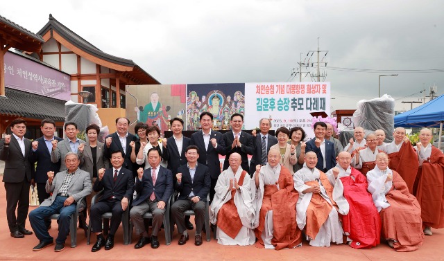 2-4.16일 처인승첩 기념 김윤후 승장 추모 다례재 참석자들이 기념촬영을 하고 있다.(왼쪽 네번째가 이상일 시장, 오른쪽 네번째가 법경 스님).JPG