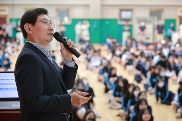 10-4. 이상일 용인특례시장이 19일 동백중학교에서 남극 이야기와 기후위기를 주제로 강연했다..JPG