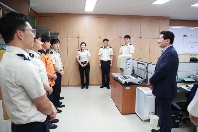 2-4. 이상일 용인특례시장이 다가오는 추석 명절을 앞두고 군부대, 소방서를 위문 방문했다.(4).jpg