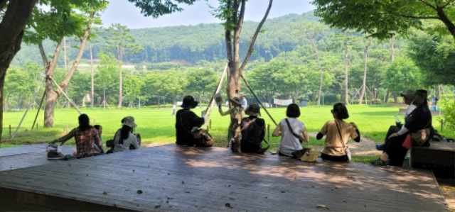 5. 용인특례시가 용인산림교육센터와 용인자연휴양림에서 진행하는 산림교육 프로그램 참여 단체를 모집한다. 사진은 용인산림교육센터에서 숲교육 프로그램을 진행하고 있는 모습..jpg