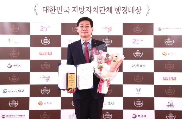 13-2. 용인특례시가(시장 이상일) 22일 서울 중구 KG타워 하모니홀에서 개최된 ‘2023 대한민국 지방자치단체 행정대상’에서 경제산업 부문 대상을 받았다..jpg