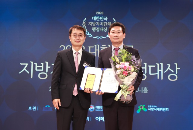 13-3. 22일 서울 중구 KG타워 하모니홀에서 개최된 ‘2023 대한민국 지방자치단체 행정대상’에서 경제산업 부문 대상 수상 후 이상일 용인특례시장(우)과 이익원 이데일리 대표가 기념사진을 찍고 있다..jpg