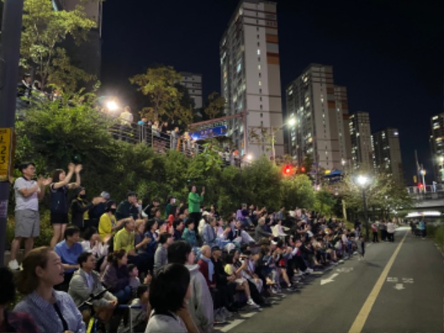 5-2. 지난 22일 정평천 야외무대에서 열린 버스킹에서 주민들이 환호하고 있다.jpg