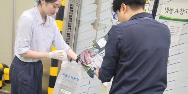 3. 용인시 위생과 담당자가 8월 30일 식재료 업체에서 수산물 시료를 채취하고 있다.jpg