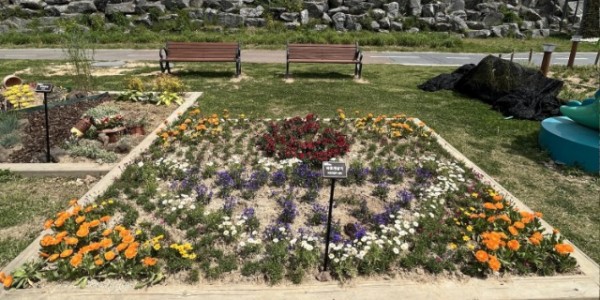 5. 용인특례시가 18일까지 시민참여 정원 조성에 참여할 자원봉사자를 모집한다. 사진은 운동장·송담대역 인근 경안천 둔치에 조성된 시민참여 정원..jpg