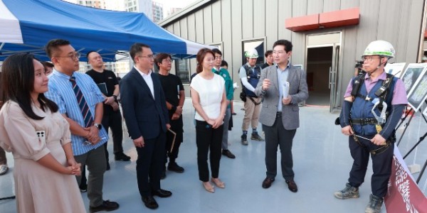1-1. 이상일 용인특례시장(오른쪽에서 두번째)이 지난 1일 처인구 고림동 공동주택 공사현장을 방문해 입주예정자들과 소통했다.jpg