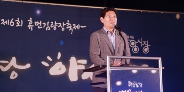 2-1. 이상일 용인특례시장이 지난 1일 용인중앙시장에서 열린 별빛마당 야시장 개장식에서 인사말을 하고 있다..jpg