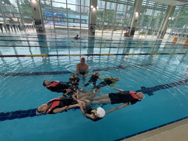 2. 용인특례시는 7월 24일부터 한 달 동안 시민 생존수영교육이 진행됐다고 밝혔다. 아동과 학부모가 함께 생존수영 교육을 받고 있다..jpg