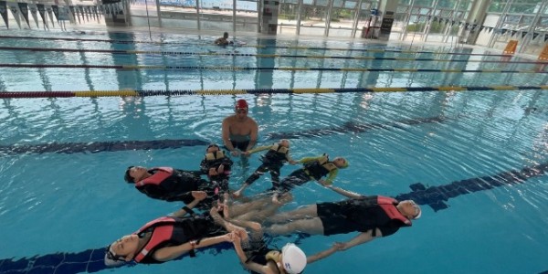 2. 용인특례시는 7월 24일부터 한 달 동안 시민 생존수영교육이 진행됐다고 밝혔다. 아동과 학부모가 함께 생존수영 교육을 받고 있다..jpg