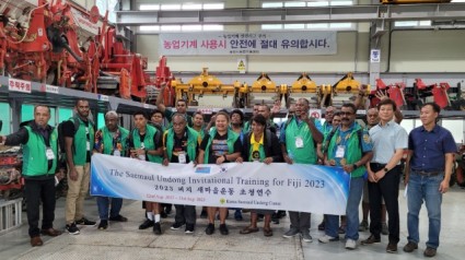 4. 지난달 29일 피지 마을지도자와 공무원 주민 등 20명이 용인특례시 농업기술센터 농기계임대사업소를 방문했다..jpg