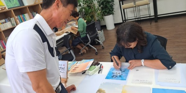 10. 남사캘리그라피동호회가 주민들을 위해 마련한 가훈써주기 행사.jpg