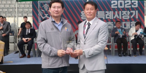 12-1. 이상일 용인특례시장(왼쪽)이 3일 용인미르스타디움 주경기장에서 열린 용인특례시장기 축구대회 개막식에서 이한규 용인특례시축구협회장으로부터 감사패를 받고 있다..jpg