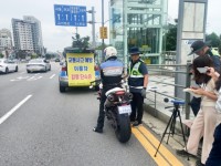 5. 수지구는 4일 동천역 일대에서 용인서부경찰서, 한국교통안전공단 경기남부 본부와 함께 이륜차 불법행위 근절을 위한 합동단속을 실시했다..jpg