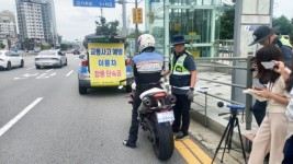 5. 수지구는 4일 동천역 일대에서 용인서부경찰서, 한국교통안전공단 경기남부 본부와 함께 이륜차 불법행위 근절을 위한 합동단속을 실시했다..jpg