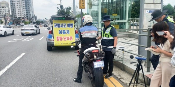 5. 수지구는 4일 동천역 일대에서 용인서부경찰서, 한국교통안전공단 경기남부 본부와 함께 이륜차 불법행위 근절을 위한 합동단속을 실시했다..jpg