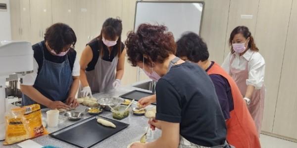 7. 구성동 주민자치위원회가 지난 4일 제과·제빵 나눔 봉사를 했다..JPG