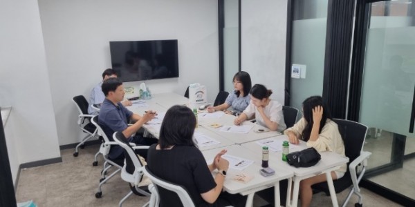 5. 지난 4일 용인청년LAB 매거진 기획단이 기흥 용인청년LAB에서 회의를 열었다..jpg