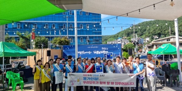 9-1. 용인특례시가 지난 2일 용인중앙시장 별빛마당 축제에서 상인회를 중심으로 지역 물가 안정 캠페인을 진행했다..jpg
