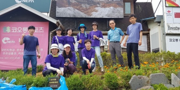 13-1. 죽전2동 주민자치위원회가 지난 4일 죽전 패션타운 대로변 유휴부지에 조성된 꽃밭에서 환경정화 활동을 진행했다..jpeg