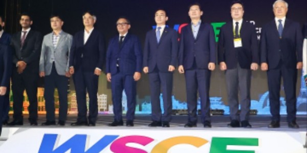 15-1. 이상일 용인특례시장이 6일 고양 킨텍스에서 열린 ’2023 월드 스마트시티 엑스포’ 개막식에 참석해 내·외빈들과 함께 기념촬영을 하고 있다.(오른쪽 세 번째가 이상일 용인특례시장).jpg