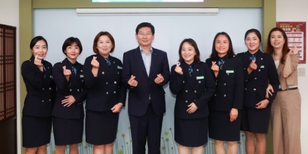 1. 이상일 용인특례시장이 지난 5일 용인 서부녹색어머니회(회장 손민영) 회원들과 어린이 교통안전 개선 간담회를 가졌다..jpg