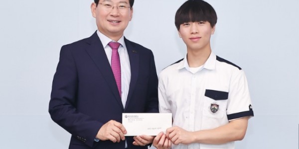 1-1. 이상일 용인특례시장(왼쪽)이 지난 7일 시장실을 방문한 처인구 삼계고등학교 학생회장인 이찬희 군으로부터 삼계고 통학버스 문제를 해결해준 데 대해 감사 편지를 받았다..jpg