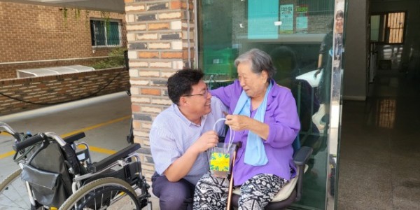 12. 구갈동 관계자가 지난 6일 1인 취약가구를 방문해 반려식물을 제공했다..jpg