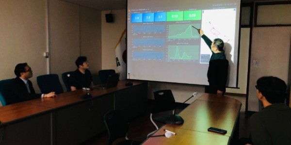2. 시와 한국수자원공사 관계자들이 상황실에 구축된 관망 모니터링 플랫폼을 통해 관망의 실시간 수질 계측 현황을 그래프를 통해 분석하고 있다.jpg