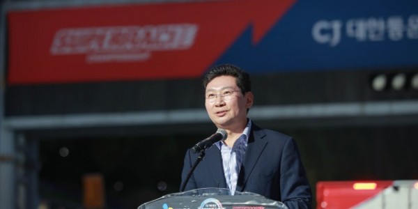 1-1.8월 19일 용인특례시 에버랜드 스피드웨이에서 열린 2023 CJ대한통운 슈퍼레이스 챔피언십에서 개막사를 하고 있는 이상일 용인특례시장.JPG