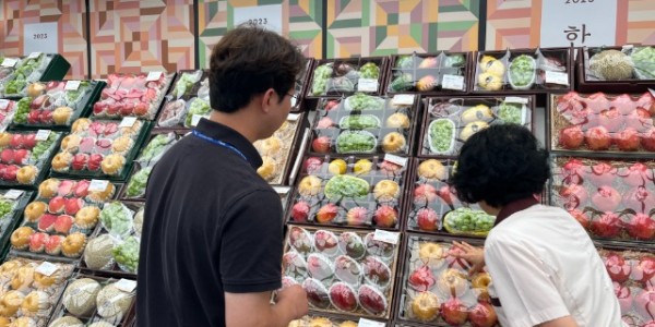 2. 용인특례시가 27일까지 추석 성수기 대비 다소비 품목에 대한 원산지표시 지도·점검을 진행한다. 관계자들이 점검 준비를 하고 있다..jpg