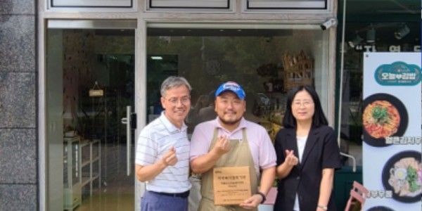 3. 동백3동 지역사회보장협의체가 12일 더블유스타일베이커리에 지역복지협력기관 현판을 전달했다. 사진 왼쪽부터 곽근배 동 지역사회보장협의체 위원장, 업체 대표, 동 관계자..jpg