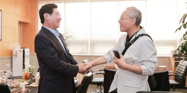 5-1. 이상일 용인특례시장(왼쪽)이 지난 12일 포은아트홀에서 유인촌 대통령 문화체육특보를 만나 환담하고 모노오페라 ‘라 칼라스’ 공연을 관람했다..JPG