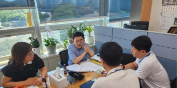 1.지난 7일 용인특례시에 벤치마킹을 온 인천광역시 지방세정책담당관 세외수입담당팀장, 주무관에게 시유재산발굴팀 관계자들이 사례별 업무 노하우를 전수하고 있는 모습..jpg