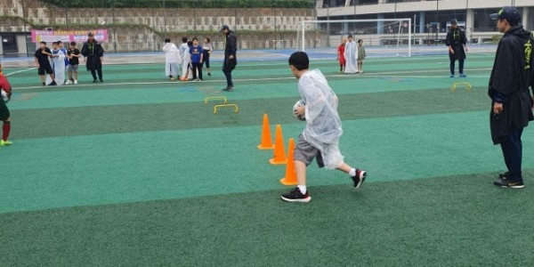 4-1. 용인특례시는 지난 13일 처인구 삼가동 미르스타디움 보조구장에서 드림스타트 아동 19명을 대상으로 ‘꿈드림 축구교실’을 운영했다..jpg