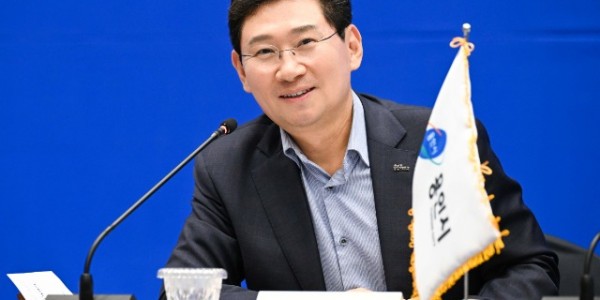 이상일 용인특례시장이 13일 오후 안산시 안산문화재단에서 열린 경기도시장군수협의회 정책협력위원회에서 김동연 경기도지사에게 서울시의 ‘기후동행카드’에 대한 도지사의 입장을 물었다..jpg