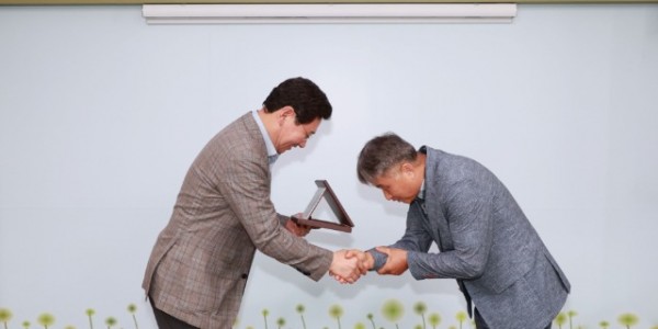 10-2. 이상일 용인특례시장이 14일 수지구 동천동 통장협의회로부터 감사패를 받았다.jpg