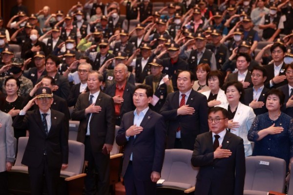 2. 용인특례시가 참전유공자 배우자 복지수당을 내년부터 기존 3만원에서 5만원으로 인상한다. 사진은 지난 6월 열린 월남전참전자회 용인시지회가 개최한 월남전참전 기념식..jpg