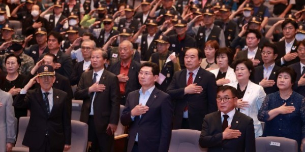 2. 용인특례시가 참전유공자 배우자 복지수당을 내년부터 기존 3만원에서 5만원으로 인상한다. 사진은 지난 6월 열린 월남전참전자회 용인시지회가 개최한 월남전참전 기념식..jpg